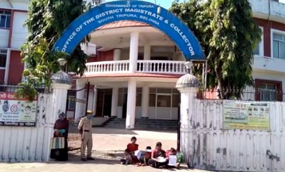 No Help From Women Commission : Two Victim women sat in Demonstration before Gomati DM Office No Help From Women Commission : Two Victim women sat in Demonstration before Gomati DM Office