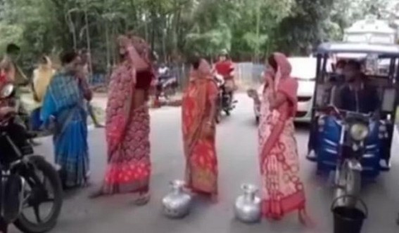 Women blocked road protesting against Water Crisis Women blocked road protesting against Water Crisis