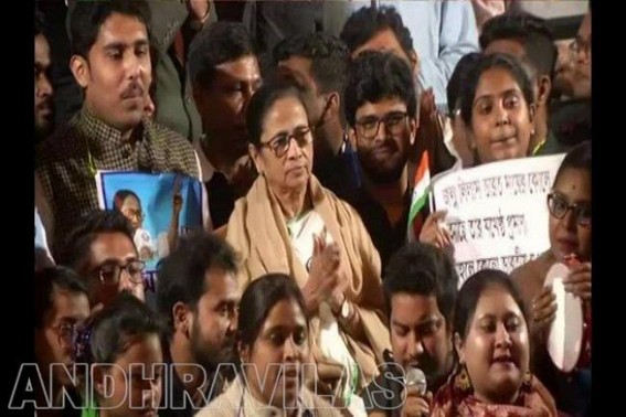 Mamata calms down protesting students in Central Kolkata