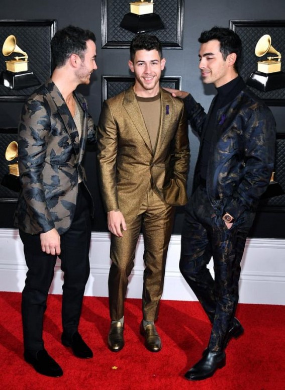 Nick Jonas trolled for spinach in teeth during Grammy gig