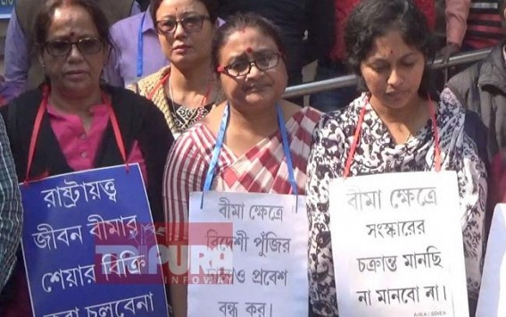 LIC employees continue protest against LIC sale, said, ‘It’s suicidal decision of Centre’ LIC employees continue protest against LIC sale, said, ‘It’s suicidal decision of Centre’