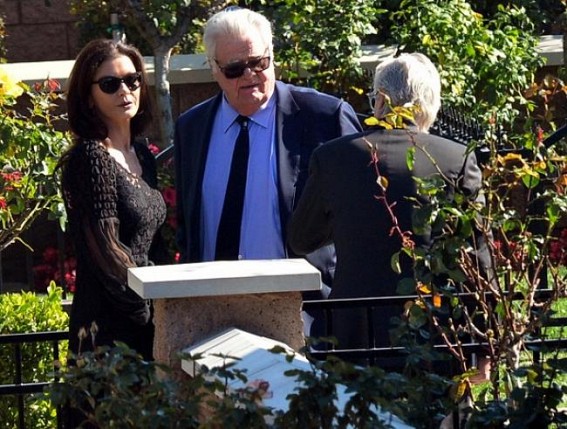 Michael Douglas, Catherine attend Kirk Douglas' funeral Michael Douglas, Catherine attend Kirk Douglas' funeral