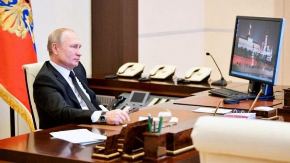 Putin prefers hotline phone over gadgets