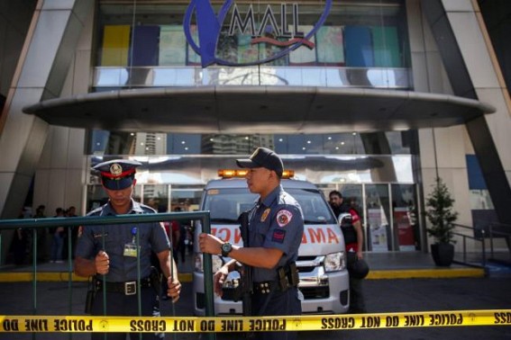 1 injured, 30 held hostage in Manila mall 