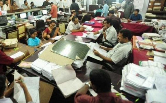Resentment fuels over Pending DA of State Employees : 17% gap developed with Central Teachers Employees with 2 years nil pays of DA Resentment fuels over Pending DA of State Employees : 17% gap developed with Central Teachers Employees with 2 years nil pays of DA