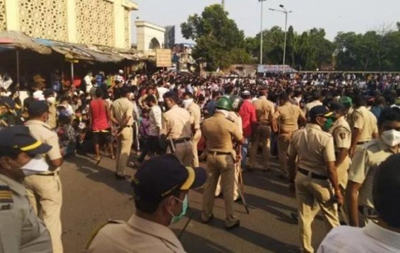 Migrants crowd at Bandra, demand transport to return home Migrants crowd at Bandra, demand transport to return home