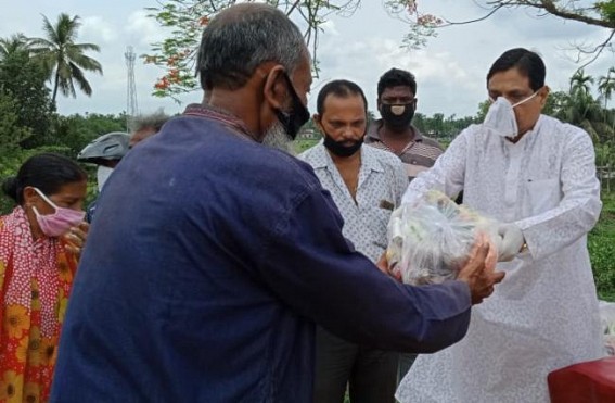 Congress leader Gopal Roy distributed Rations in Banamalipur among 850 families 