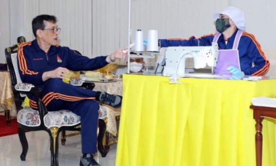 Thai King, Queen inspect soldiers manufacturing COVID-19 supplies Thai King, Queen inspect soldiers manufacturing COVID-19 supplies
