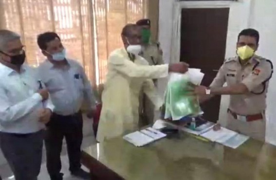 Tripura Tea Development corporation felicitated All the traffic and police personnel : Gifted 2000 packets of Tripureswari Tea on Saturday Tripura Tea Development corporation felicitated All the traffic and police personnel : Gifted 2000 packets of Tripureswari Tea on Saturday