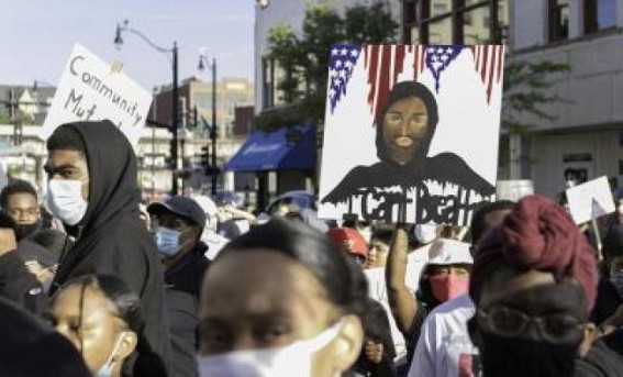 Two killed in Chicago during protests Two killed in Chicago during protests