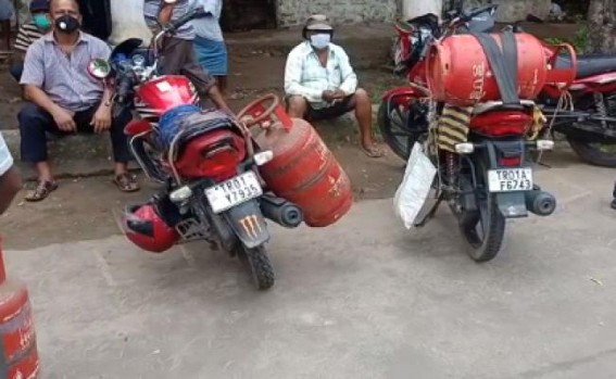 Gas Agencies continue to take Rs. 28 extra from buyers illegally even after CM's order Gas Agencies continue to take Rs. 28 extra from buyers illegally even after CM's order