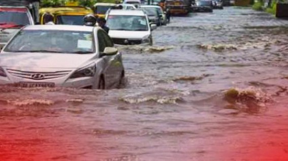 Heavy rains lash Delhi, low-lying areas waterlogged Heavy rains lash Delhi, low-lying areas waterlogged