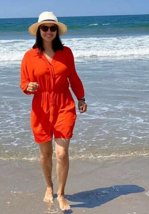 Sunny Leone enjoys beach day out