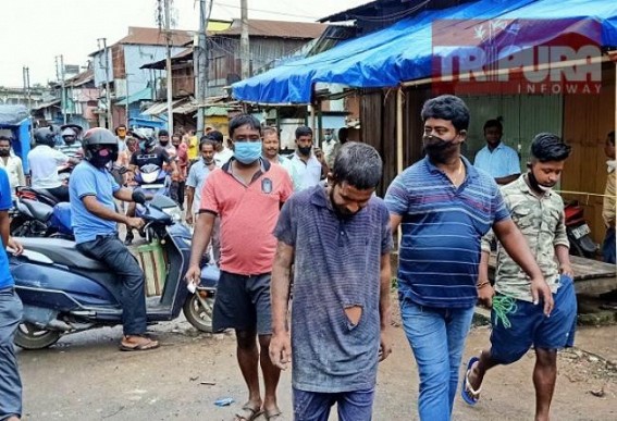 Thief caught red-handed in Gol Bazar by local businessmen, handed over to police Thief caught red-handed in Gol Bazar by local businessmen, handed over to police