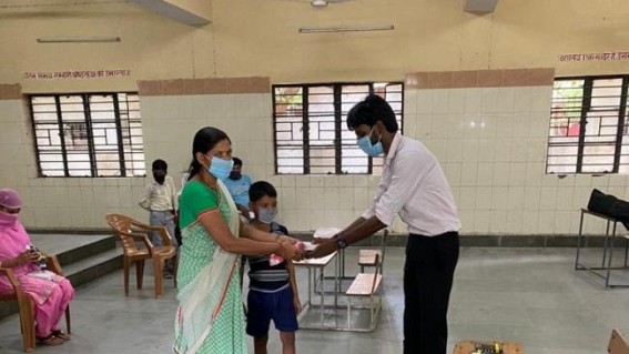 Good Samaritan provides smartphones to poor kids for online study Good Samaritan provides smartphones to poor kids for online study