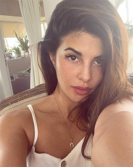 Jacqueline Fernanadez's unfiltered selfie celebrates freckles
