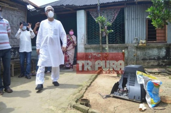 Former CM Manik Sarkar visited attacked CPI-M families homes in Khayerpur Former CM Manik Sarkar visited attacked CPI-M families homes in Khayerpur