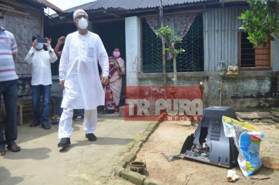 Former CM Manik Sarkar visited attacked CPI-M families homes in Khayerpur