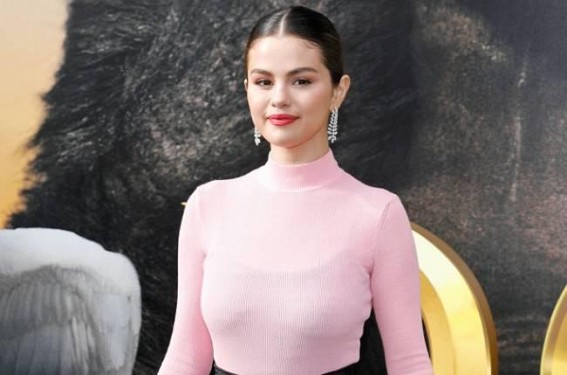 Selena Gomez flaunts kidney transplant scar Selena Gomez flaunts kidney transplant scar