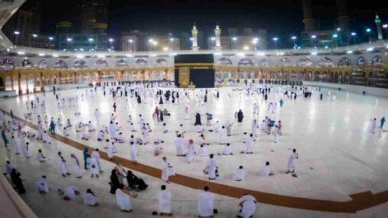 First pilgrims arrive at Mecca's Grand Mosque after 6 months