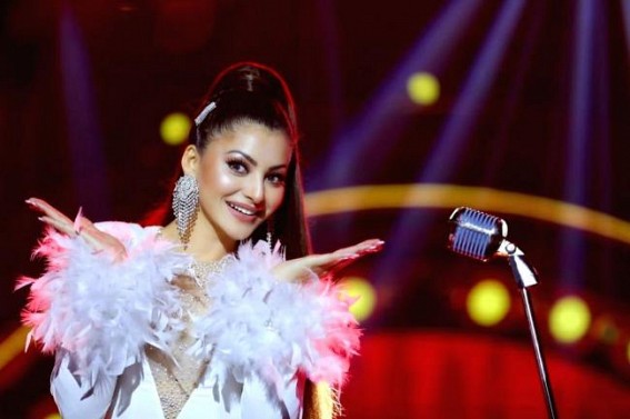 Urvashi Rautela paints the town sizzling red Urvashi Rautela paints the town sizzling red