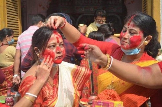 Women celebrate Bijoya Dasami's Sindoor Khela without-masks in Durga Bari Women celebrate Bijoya Dasami's Sindoor Khela without-masks in Durga Bari