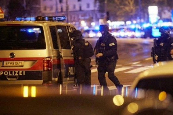 Vienna shootings toll reaches 4, manhunt on for suspect Vienna shootings toll reaches 4, manhunt on for suspect
