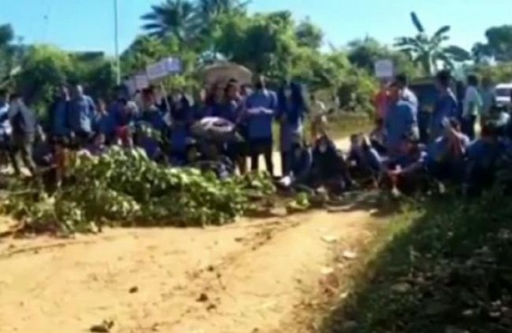 Teachers Crisis : Students Blocked Road at Gandachera Teachers Crisis : Students Blocked Road at Gandachera