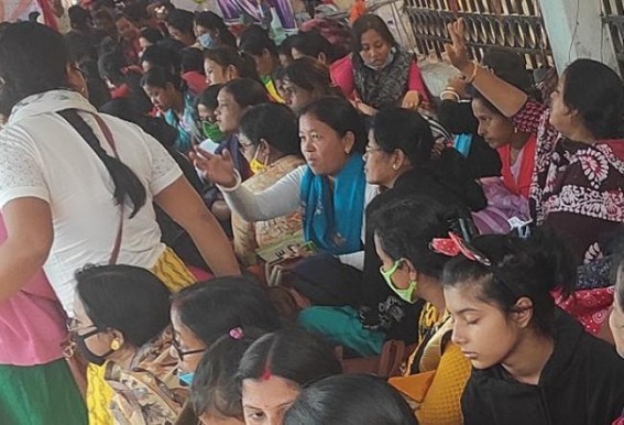 10323 Teachers' Protest falls on Day 25 : Families of 10323 Teachers' Year-Ending goes on Road, BJP's Vision Document promises remained unfulfilled yet 10323 Teachers' Protest falls on Day 25 : Families of 10323 Teachers' Year-Ending goes on Road, BJP's Vision Document promises remained unfulfilled yet