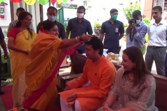 Hera Pheri : Councilor Ratna Dutta gave 'Bhai Photo' to Biplab Deb first time Hera Pheri : Councilor Ratna Dutta gave 'Bhai Photo' to Biplab Deb first time