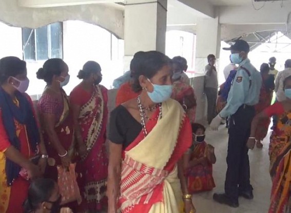 COVID-19 Positive case detected in IGM hospital : But, Public continue Violating Social Distances inside hospital amid Alerts COVID-19 Positive case detected in IGM hospital : But, Public continue Violating Social Distances inside hospital amid Alerts