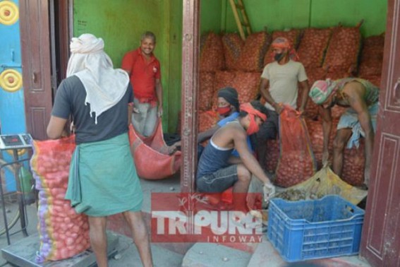 TIWN Survey in Wholesale Markets on burning Prices : Wholesale market members alleged 'Illegal Charging' by local markets, Expected Onion Price in local markets should not be more than Rs. 63, Potato Rs. 44 TIWN Survey in Wholesale Markets on burning Prices : Wholesale market members alleged 'Illegal Charging' by local markets, Expected Onion Price in local markets should not be more than Rs. 63, Potato Rs. 44
