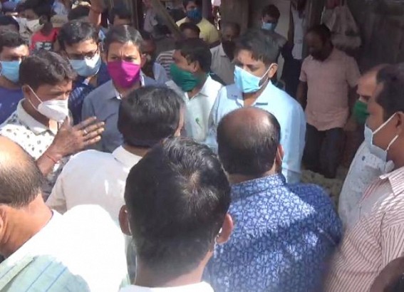 Vegetable sellers gheraoed Govt Officials after they visited market to Check Prices 
