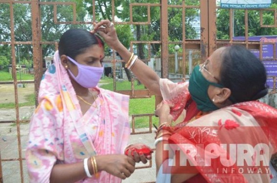 Traditional â€˜Sindur Khelaâ€™ restricted in Temple for COVID-19