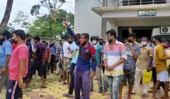 Unpaid Jio worker staged protest, gheraod office at Udaipur Unpaid Jio worker staged protest, gheraod office at Udaipur