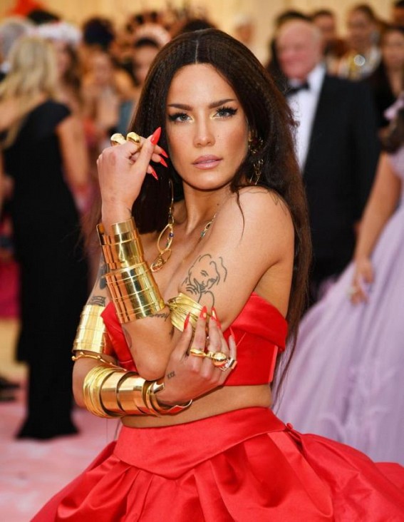 Halsey says make-up helped her deal with 'really ugly' break-up Halsey says make-up helped her deal with 'really ugly' break-up