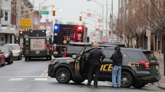 US police officer killed in armed standoff