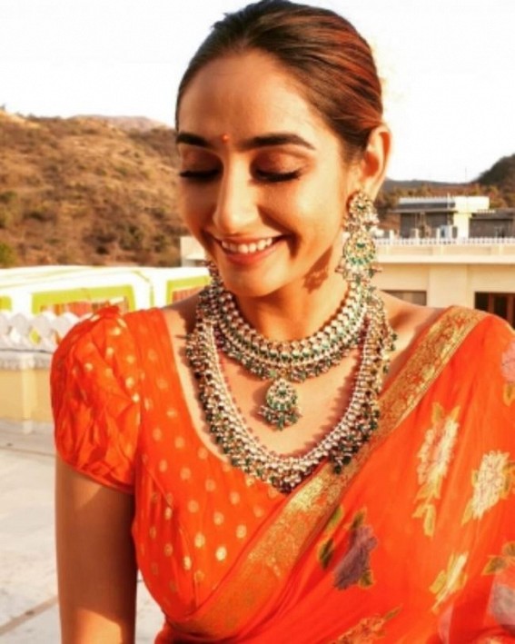 Ragini Dwivedi breaks down during interaction with fans Ragini Dwivedi breaks down during interaction with fans