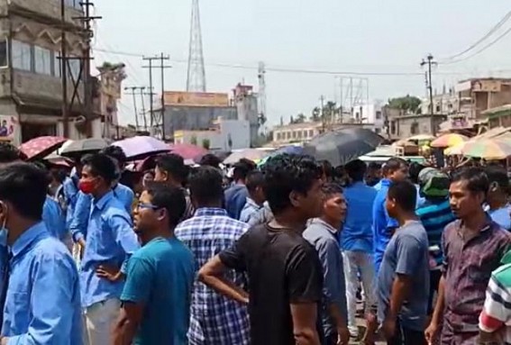 Students blocked National Highway after Teacher beaten up a Student 