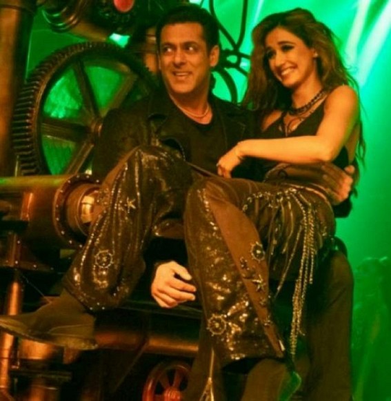 Disha Patani: Salman Khan dances like no one's watching him Disha Patani: Salman Khan dances like no one's watching him