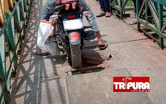 Hanging bridge over Gomati river turned into a death trap