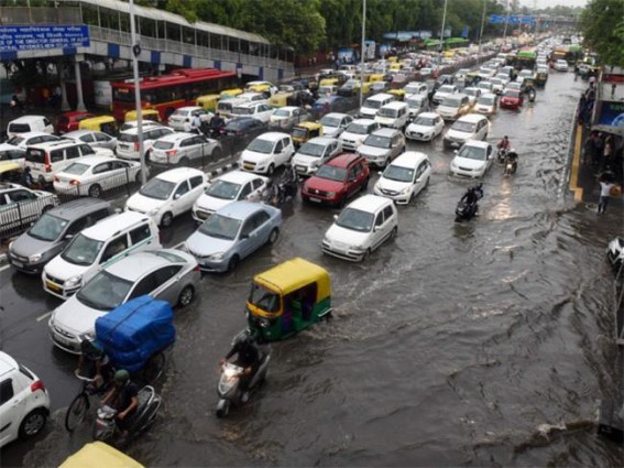 Rainfall causes waterlogging, traffic jams in Delhi Rainfall causes waterlogging, traffic jams in Delhi