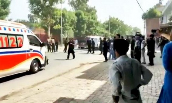 3 killed, over 30 injured in Pak explosion 3 killed, over 30 injured in Pak explosion