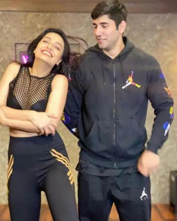 Divya Agarwal breaks down on seeing boyfriend Varun Sood in 'Bigg Boss OTT' house Divya Agarwal breaks down on seeing boyfriend Varun Sood in 'Bigg Boss OTT' house