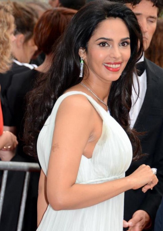 Mallika Sherawat to debut in Tollywood with 'Nagamati'