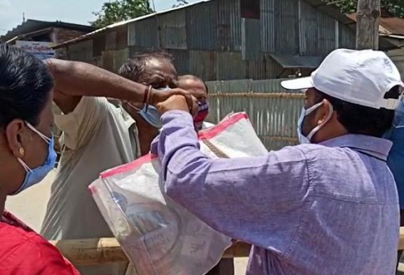 People Relief Volunteers distributed food items among daily wagers at the containment zone