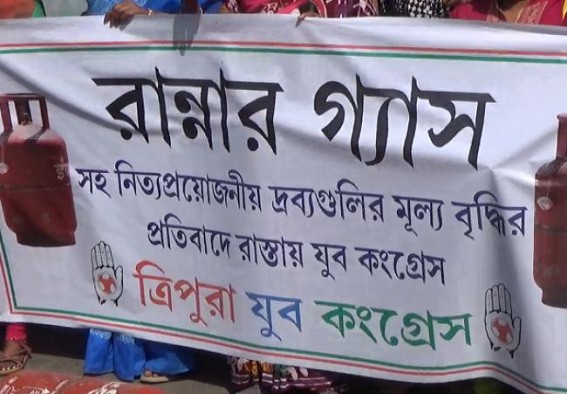 LPG Price up to Rs. 25 : Protest staged over massive LPG Cylinder Price by Congress Party in Tripura LPG Price up to Rs. 25 : Protest staged over massive LPG Cylinder Price by Congress Party in Tripura
