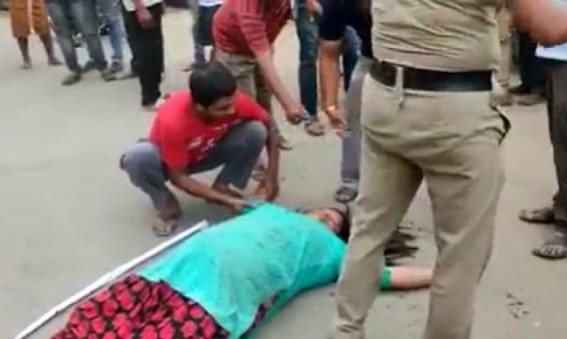 An intoxicated youth brutally beaten up a woman in broad daylight, Gol Bazar