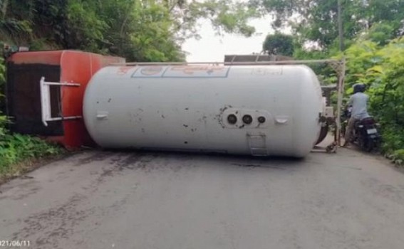 Gas tanker truck overturns on National Highway in Teliamura Gas tanker truck overturns on National Highway in Teliamura