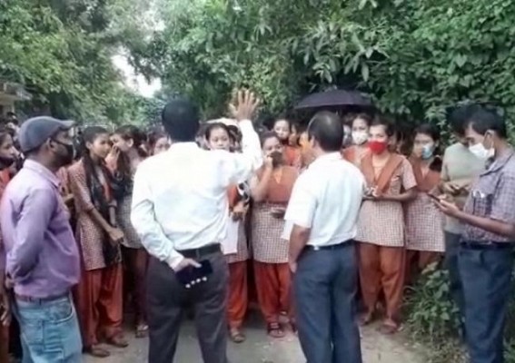Students blocked road on demand of recruiting teachers for their school at Ratanpur Students blocked road on demand of recruiting teachers for their school at Ratanpur